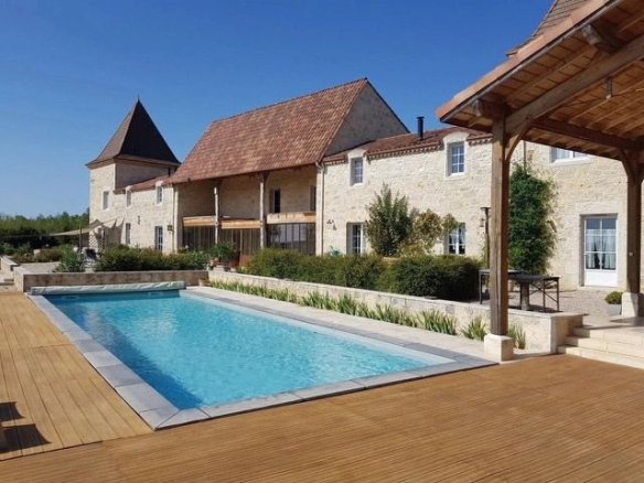 Propriété rénovée avec piscine et jardins, comprenant plusieurs maisons, à Lacépède.