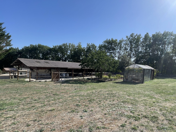 Estate with barn and greenhouse in a green space in Tournon-d'Agenais.