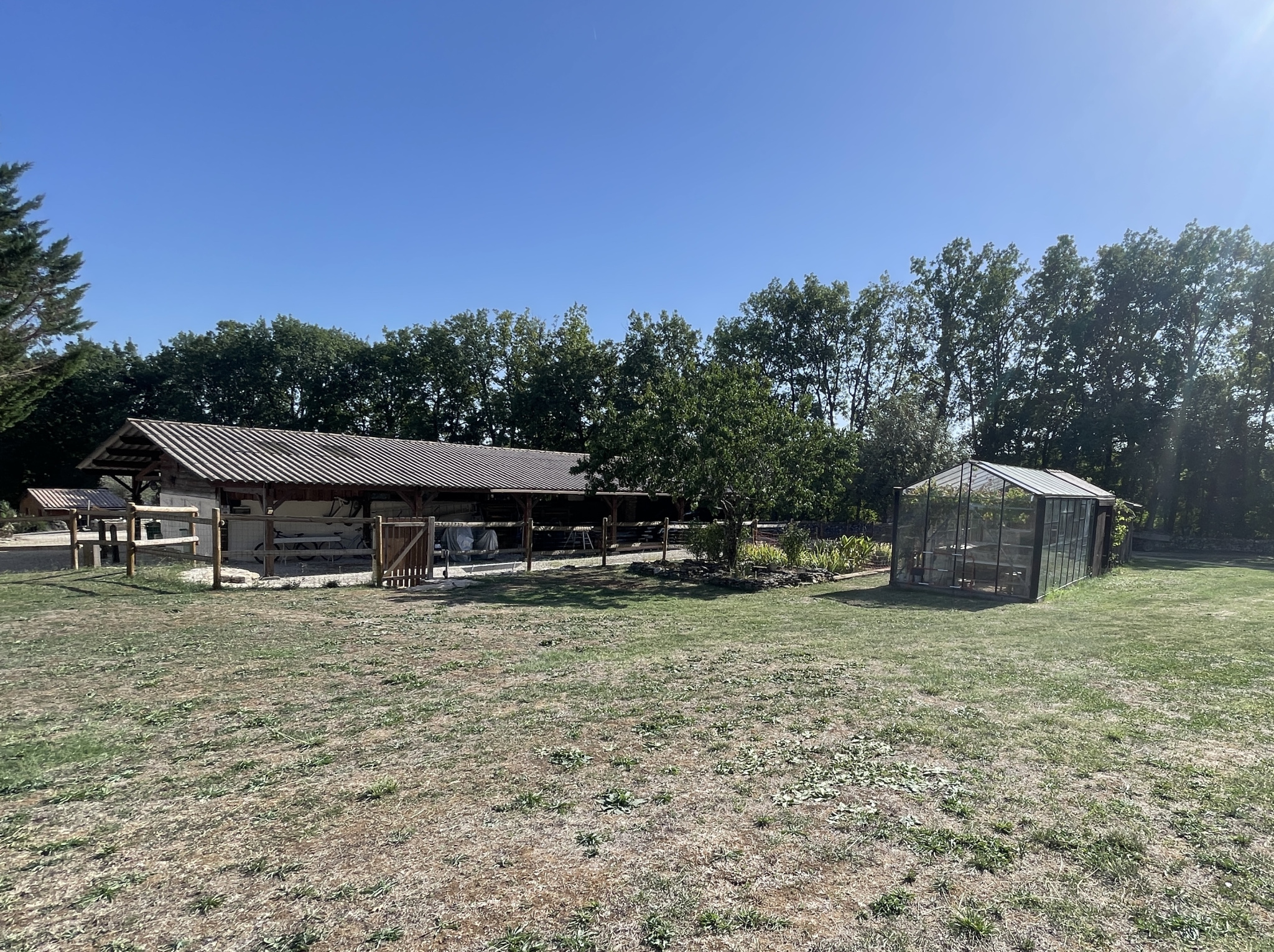 Estate in Lot-et-Garonne Estate with barn and greenhouse in a green space in Tournon-d'Agenais.