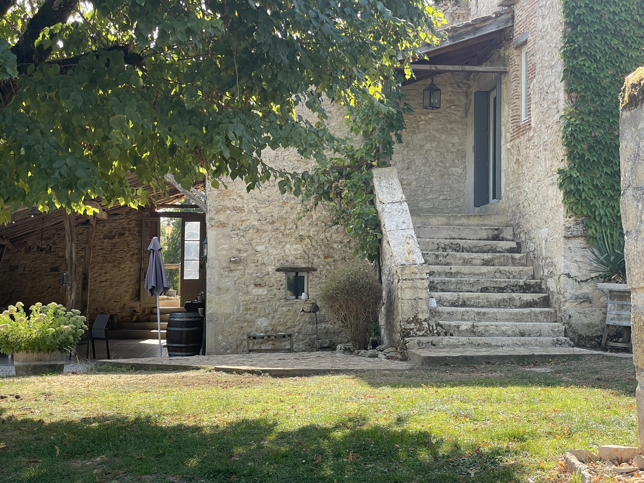 Stone estate in Tournon-d'Agenais Stone estate with staircase and terrace, surrounded by greenery in Tournon-d'Agenais.