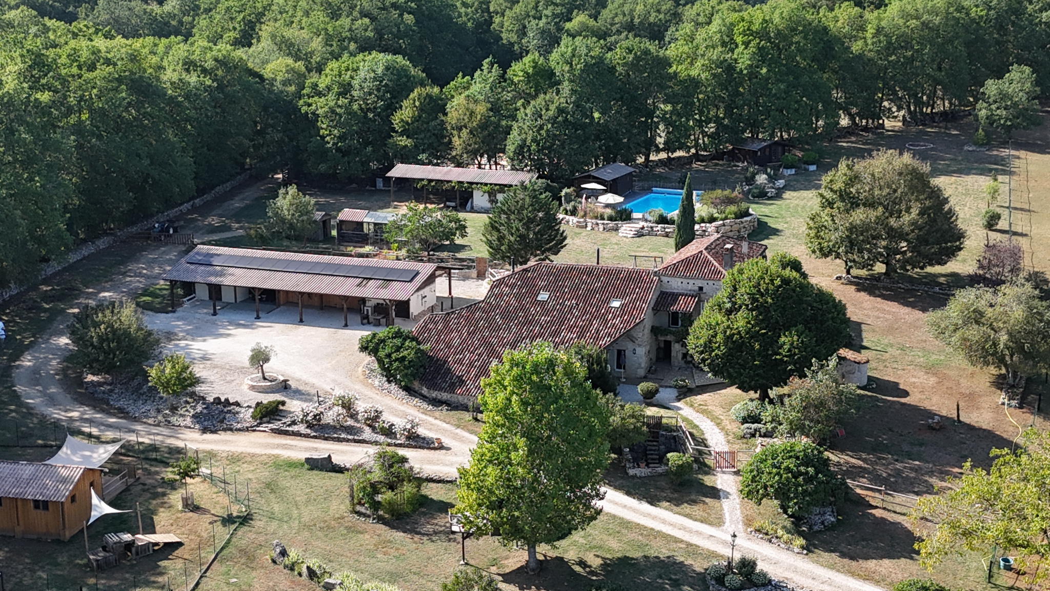 Estate with swimming pool in Tournon-d'Agenais Aerial view of an estate with stone house, swimming pool and outbuildings in Tournon-d'Agenais.