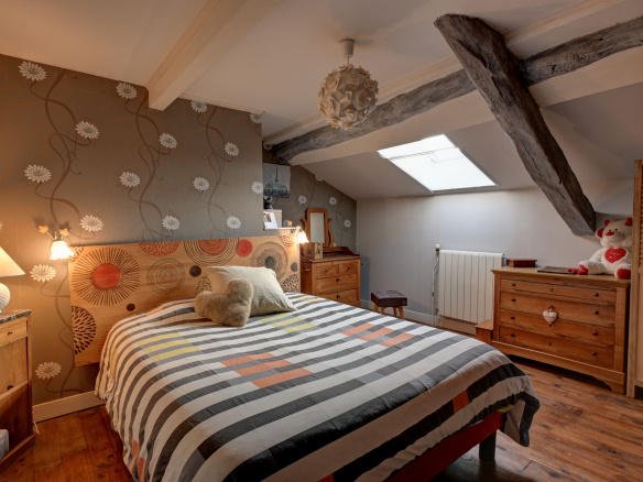 Room with double bed and warm decor in an estate in Tournon-d'Agenais.