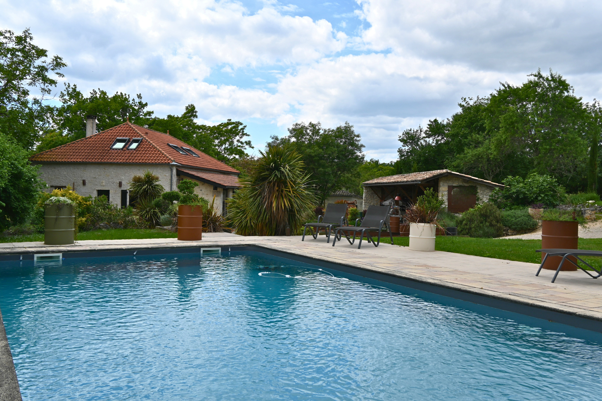 Prestigious property in Saint-Beauzeil Swimming pool surrounded by gardens with guest house and other equestrian facilities in Saint-Beauzeil.