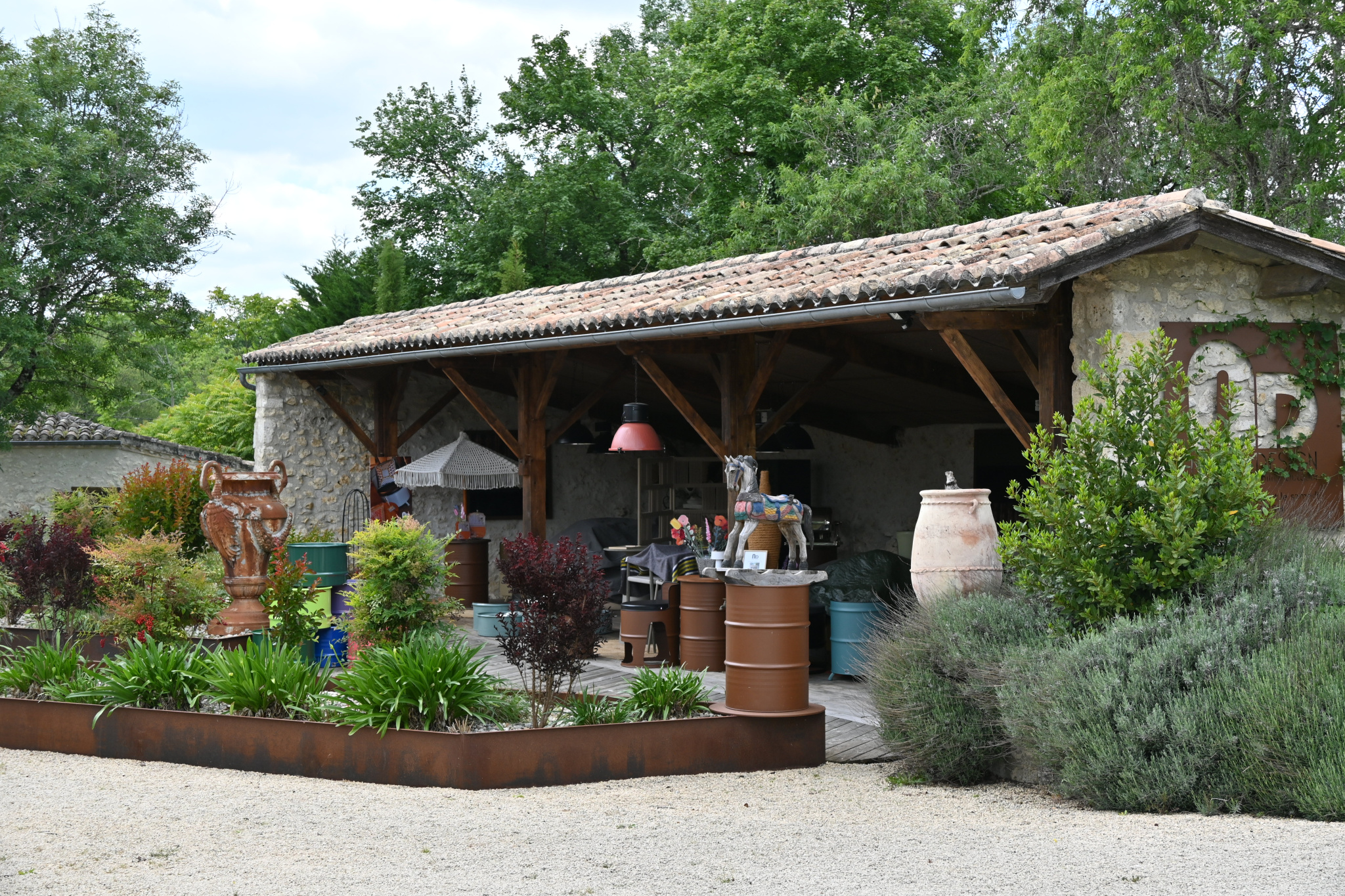 Equestrian center in Saint-Beauzeil Traditional style building with landscaping, housing equestrian equipment.