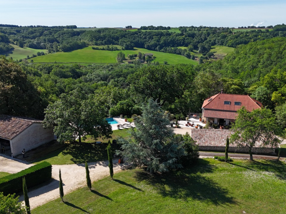 Vue aérienne d'une propriété de prestige avec maison, piscine et installations équestres à Saint-Beauzeil.