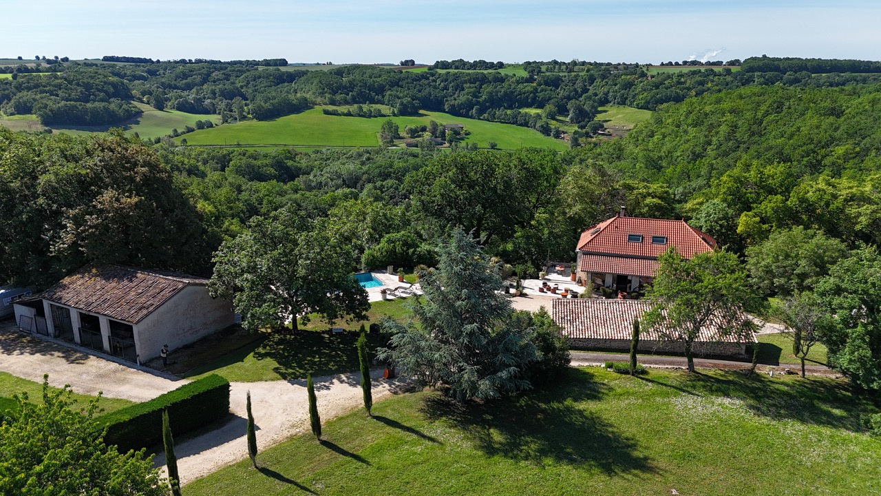 Luxury real estate photo | Charming Properties