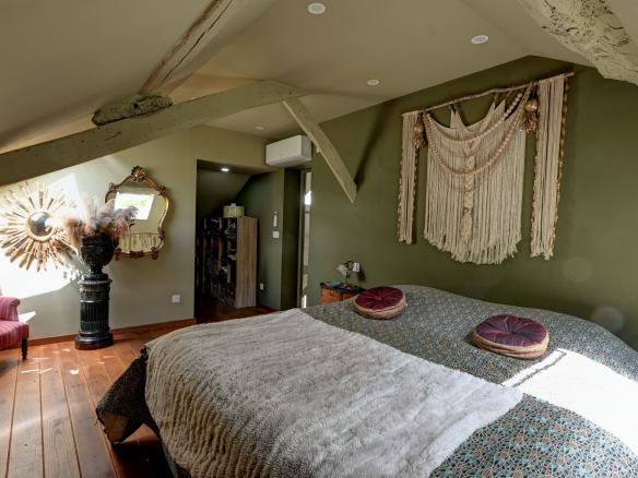 Elegant room with double bed and refined decor in a prestigious house.
