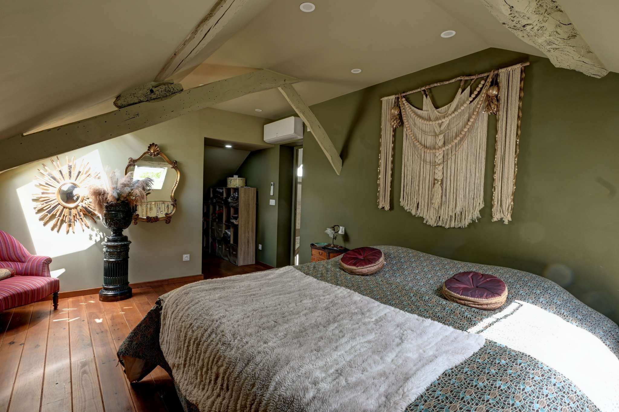 Room in a prestigious property Elegant room with double bed and refined decor in a prestigious house.