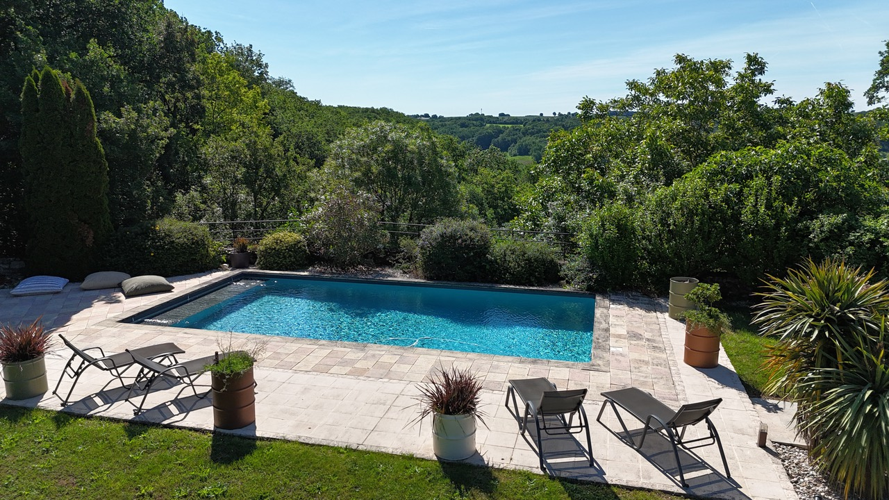 Swimming pool on the estate in Saint-Beauzeil Swimming pool surrounded by sun loungers and greenery in a prestigious estate in Saint-Beauzeil.