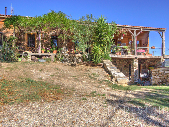 Wooden house with terrace and garden in a natural setting in Montbolo.