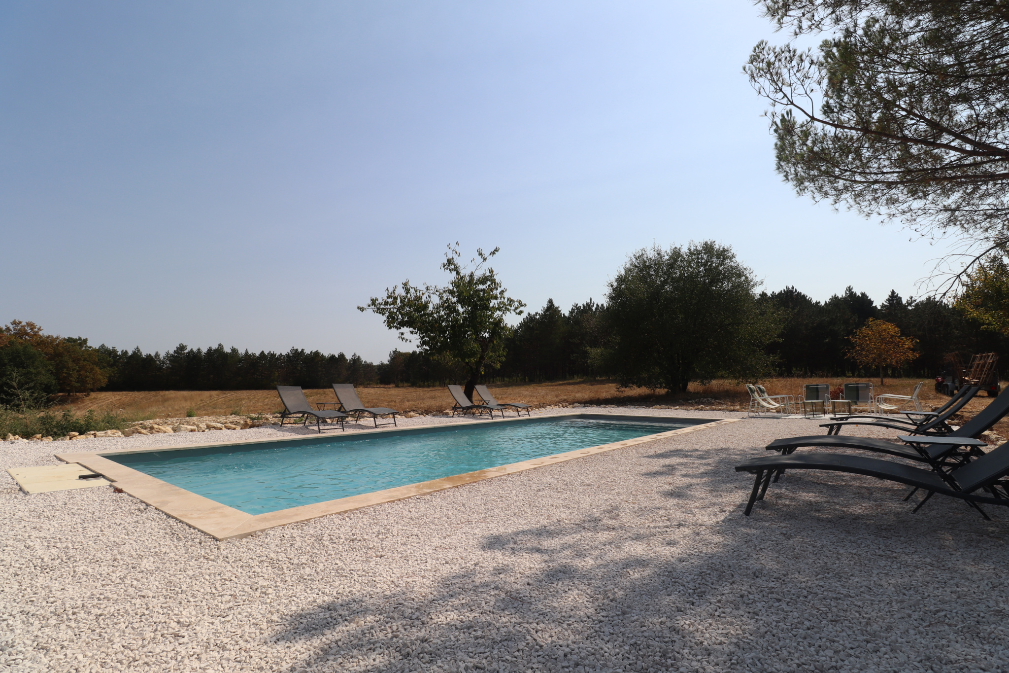 Piscine de la propriété à Villeneuve-sur-Lot Piscine entourée de chaises longues dans une propriété de 13,5 hectares à Villeneuve-sur-Lot.