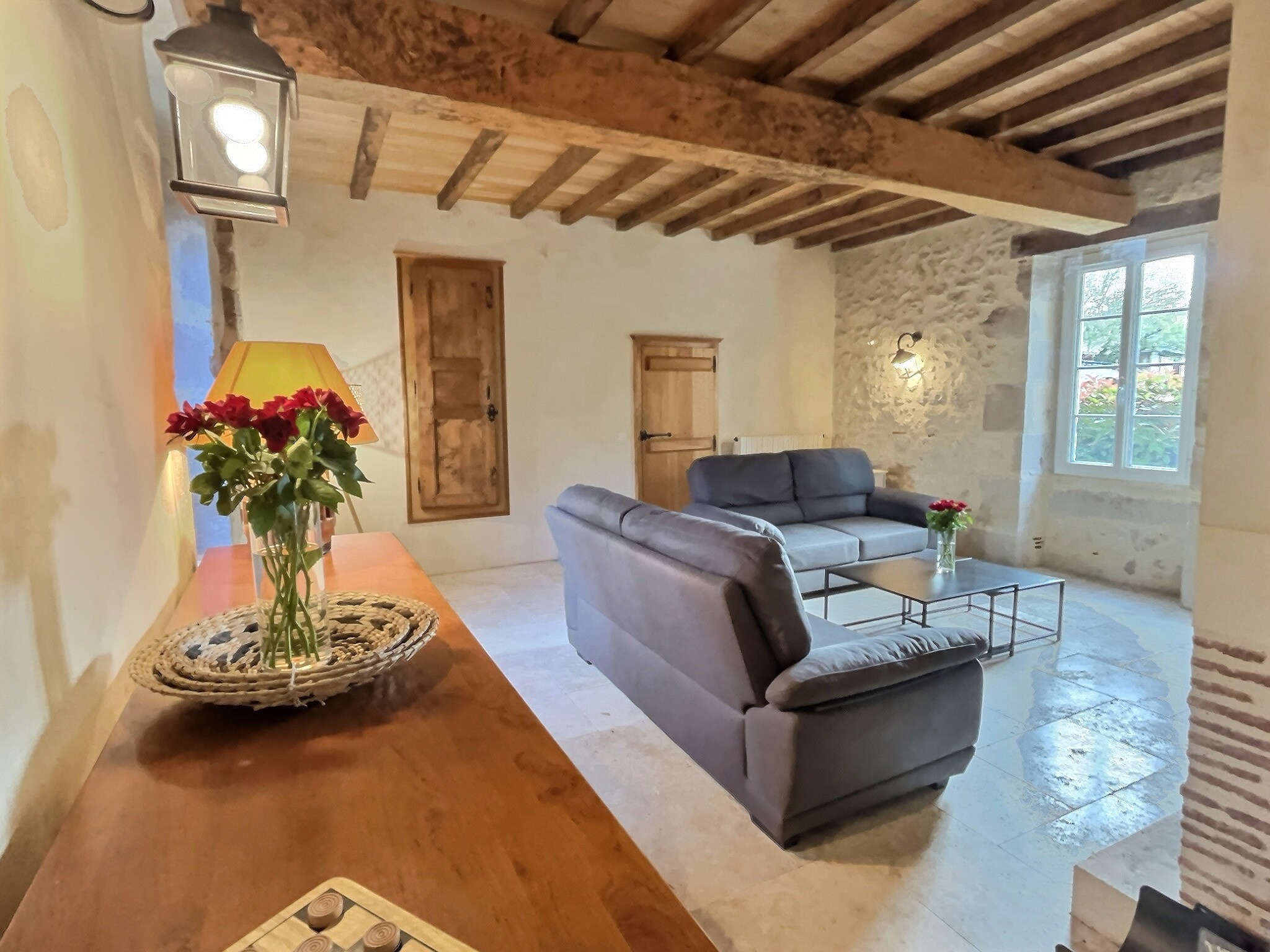 Intérieur d’une maison à Villeneuve-sur-Lot Intérieur d'une maison avec canapés, table basse et décoration simple.