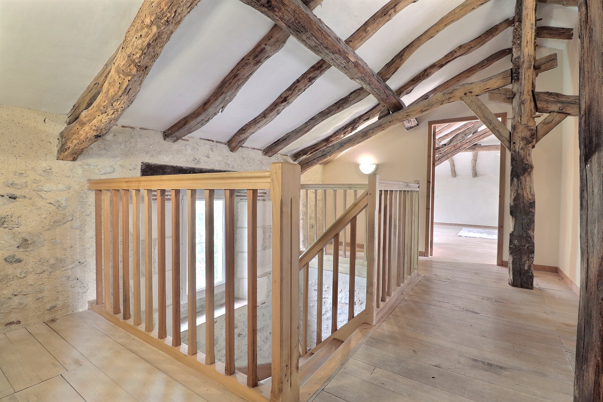 Intérieur d’une maison avec poutres apparentes Intérieur d'une maison avec poutres apparentes et un escalier en bois.
