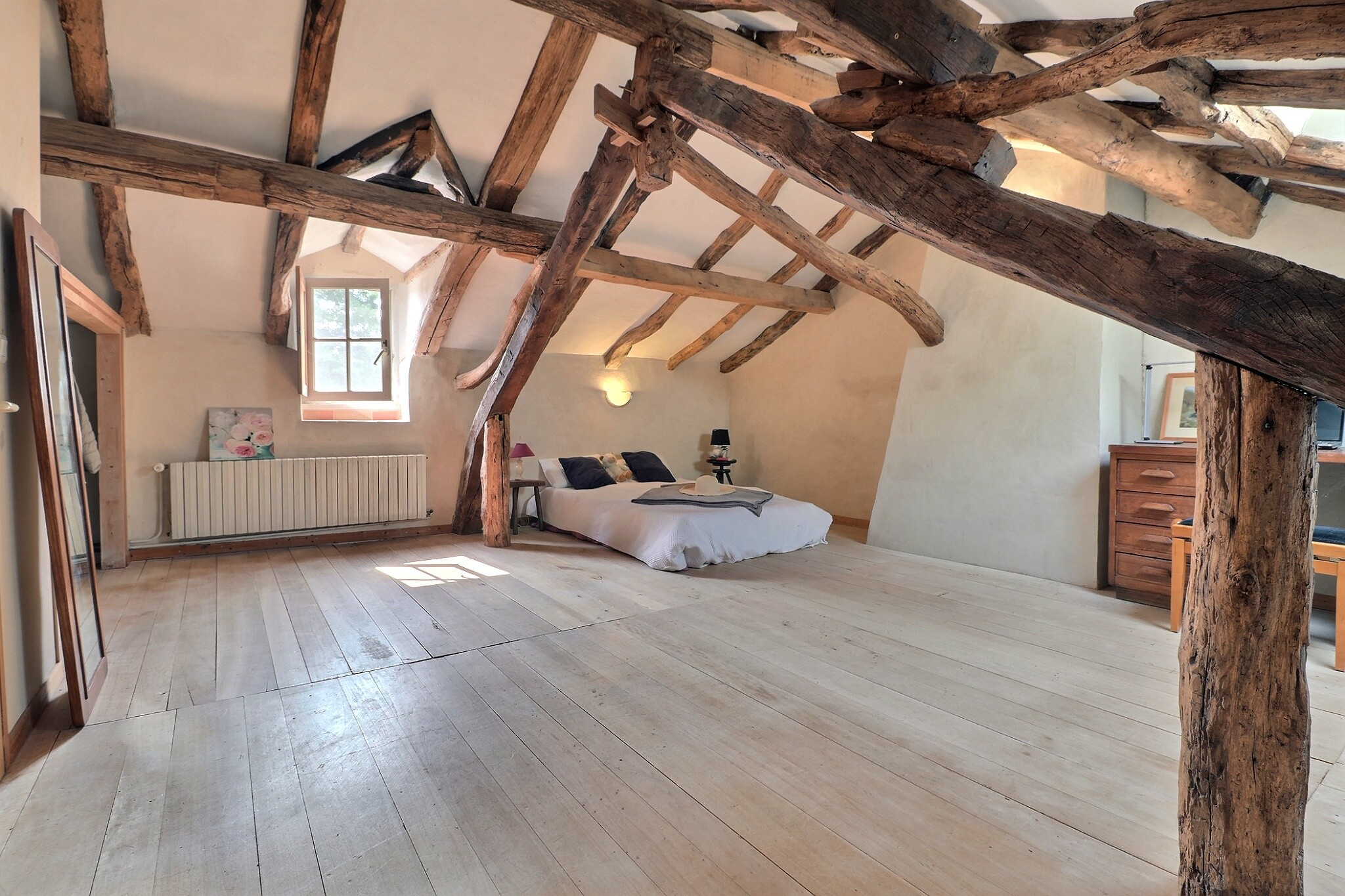 Intérieur d’une maison en bois Intérieur d'une maison avec des poutres en bois apparentes et un sol en bois clair.