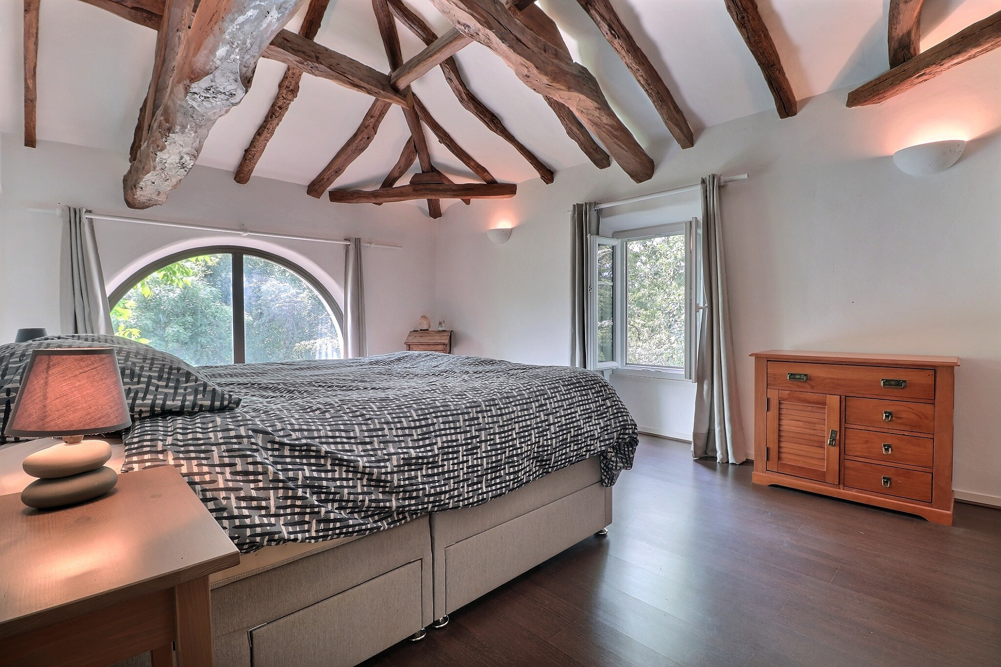 Chambre dans une maison à Villeneuve-sur-Lot Chambre avec lit double et poutres apparentes dans une maison de Villeneuve-sur-Lot.