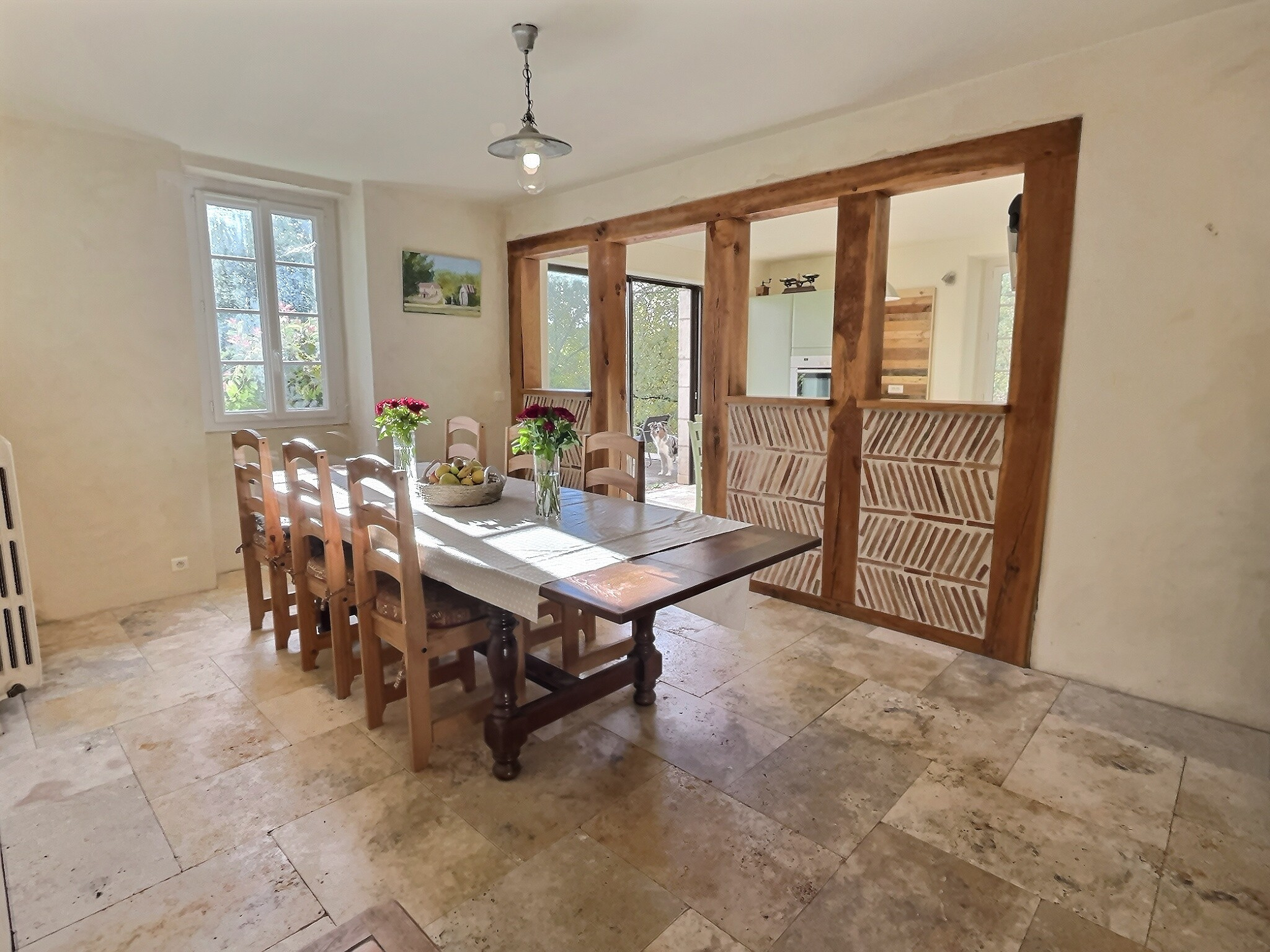 Intérieur d’une maison de la propriété Intérieur d'une maison avec une grande table en bois et des chaises, lumière naturelle.