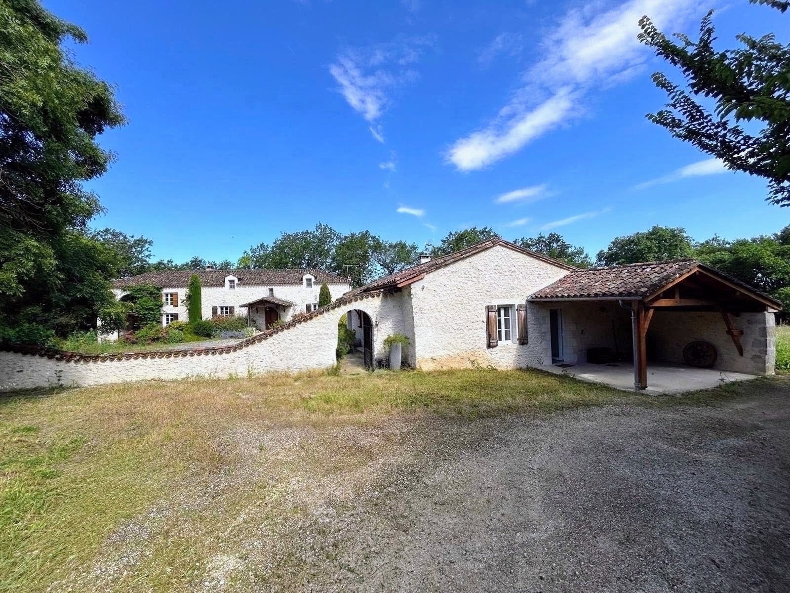 Propriété de 13,5 hectares avec deux maisons Vue d'une propriété de 13,5 hectares avec deux maisons à Villeneuve-sur-Lot, entourée de verdure.