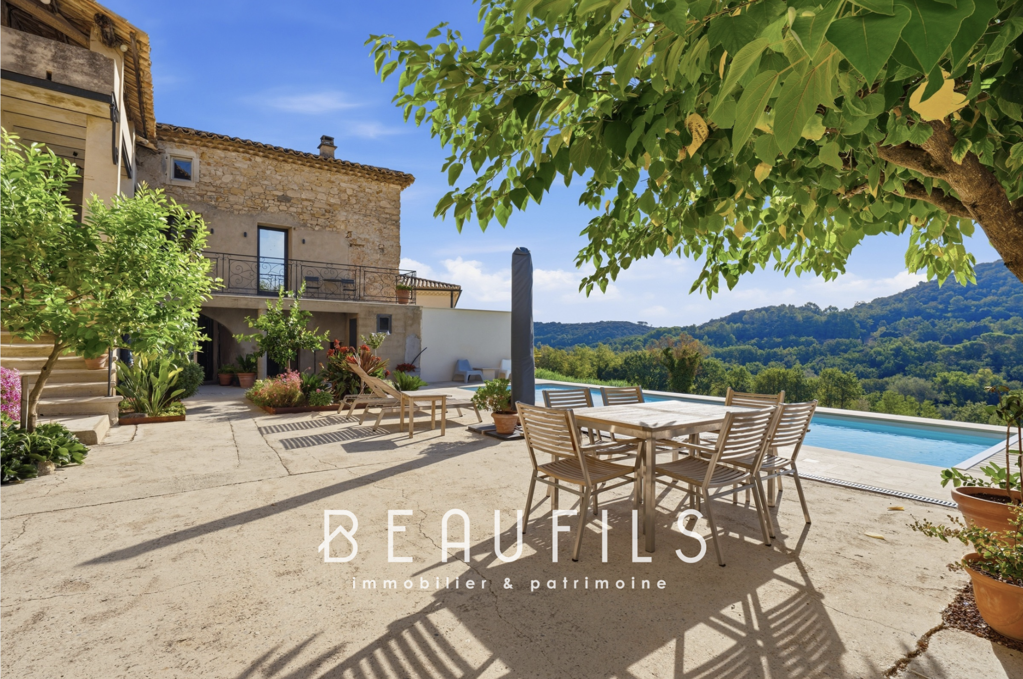 Domaine historique avec piscine Terrasse avec piscine et vue sur les collines dans un domaine historique près d'Orange.