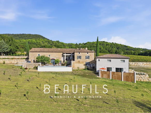 Domaine avec mas historique en pierre et vignoble, situé sur un terrain de 9,85 hectares près d'Orange.