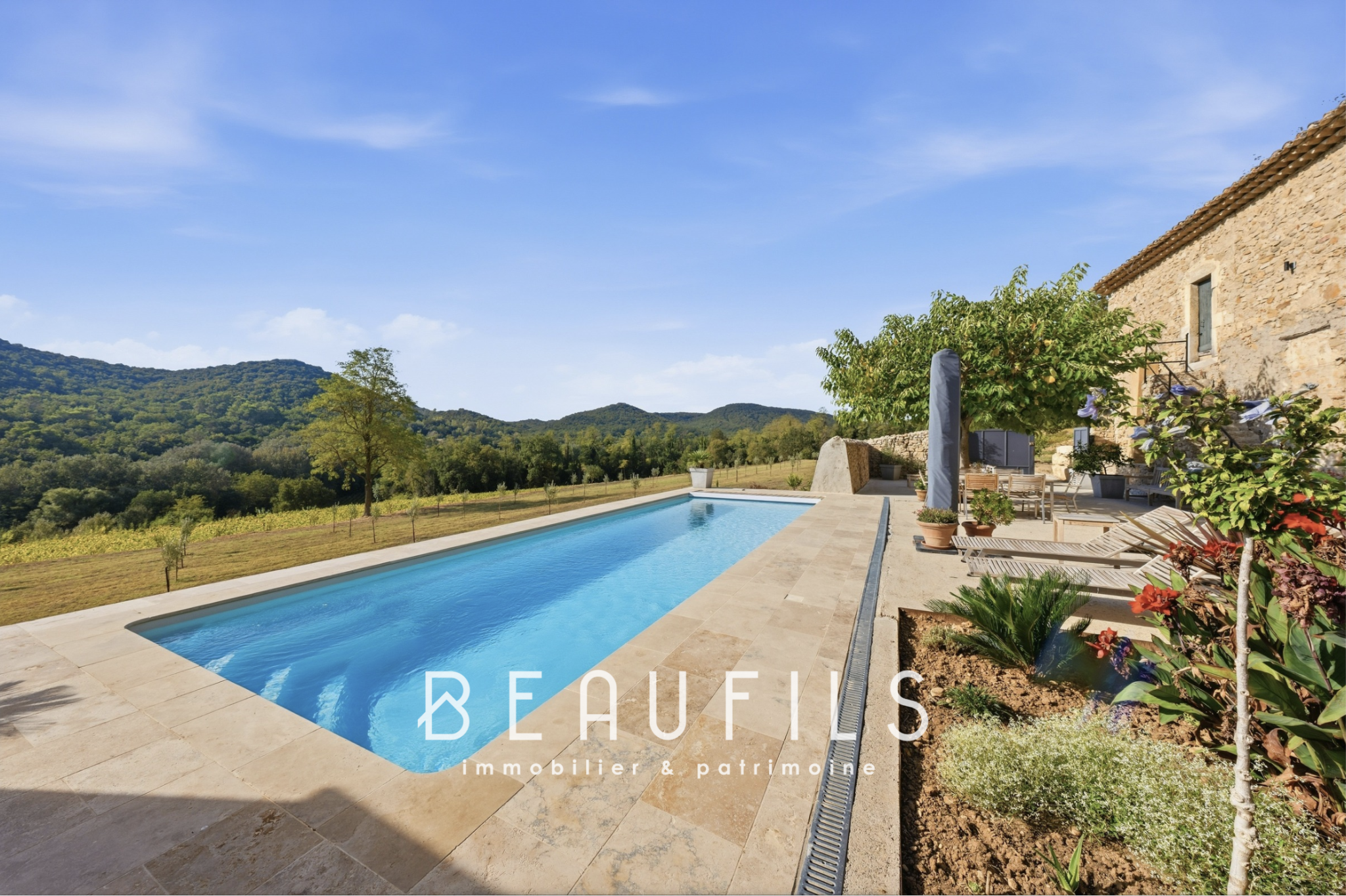 Domaine avec piscine et mas historique Piscine avec vue sur les collines et mas en pierre dans un domaine de caractère à Orange.