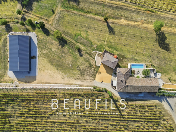 Vue aérienne d'un domaine viticole avec un mas historique et des vignes à Orange.