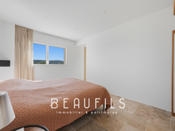 Chambre d'un domaine avec vue sur les collines environnantes.
