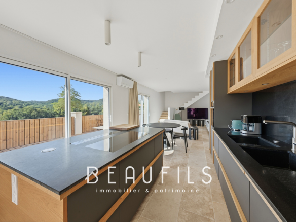 Intérieur moderne d'une cuisine avec vue sur la nature environnante