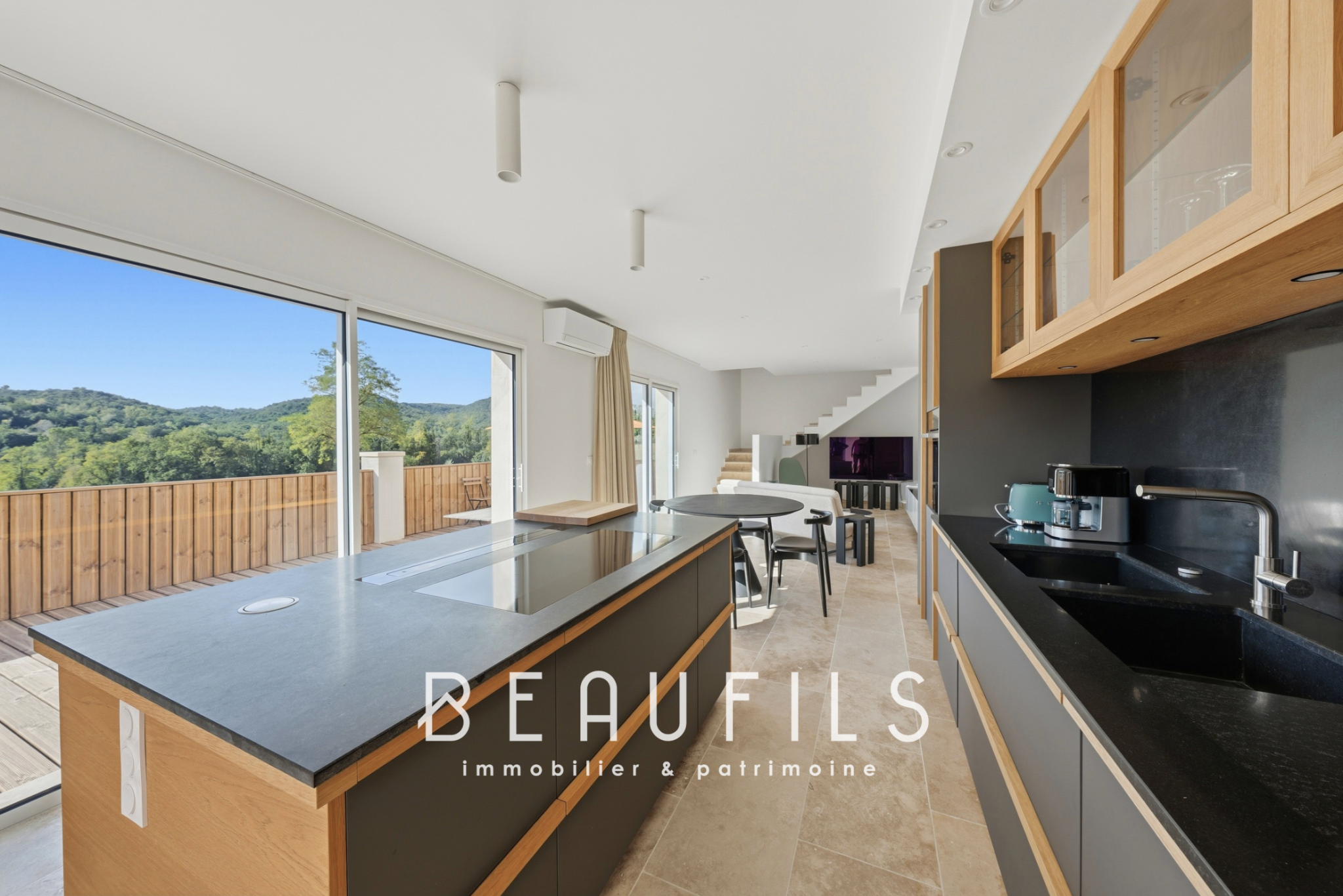 Cuisine moderne avec vue Intérieur moderne d'une cuisine avec vue sur la nature environnante