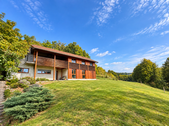 Maison d'architecte de 165 m2 avec jardin, située à Péron, en bordure du Parc naturel régional du Haut-Jura.