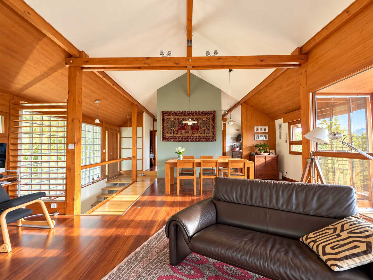 Intérieur d’une maison d’architecte à Péron Intérieur d'une maison d'architecte avec un salon lumineux et une salle à manger, Péron.