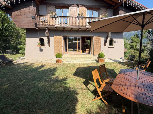 Chalet authentique avec vue sur le Mont-Blanc, situé à Cordon, France.
