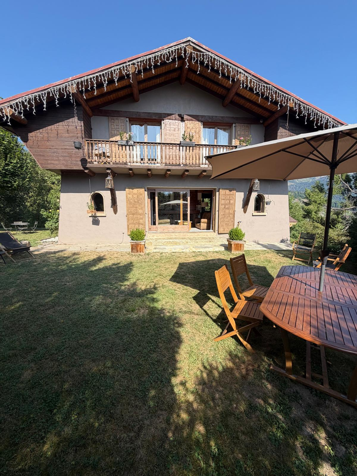 Chalet authentique avec vue sur le Mont-Blanc, situé à Cordon, France.