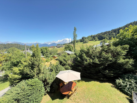 Chalet avec vue sur le Mont-Blanc et environnement verdoyant à Cordon.