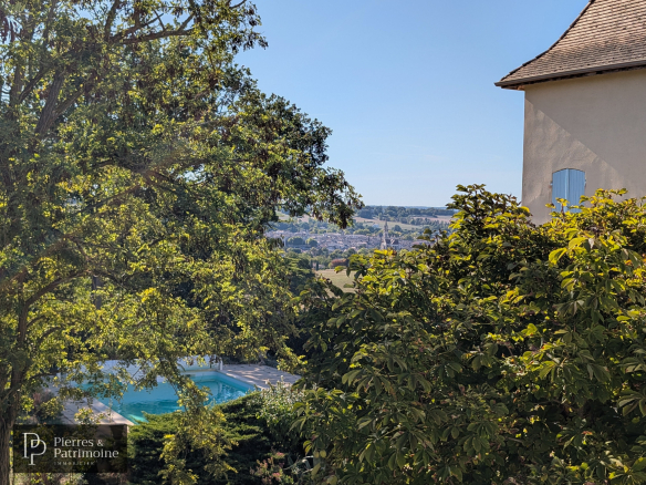 Vue dégagée sur la campagne depuis une propriété avec piscine et parc arboré à Nérac.