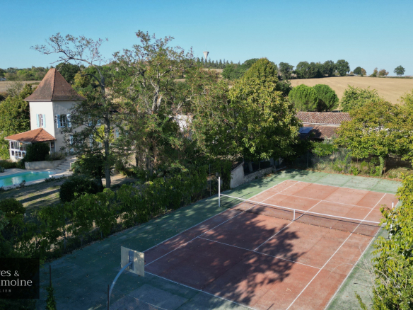 Propriété avec maison de caractère et court de tennis sur les hauteurs de Nérac, entourée d'un parc arboré.