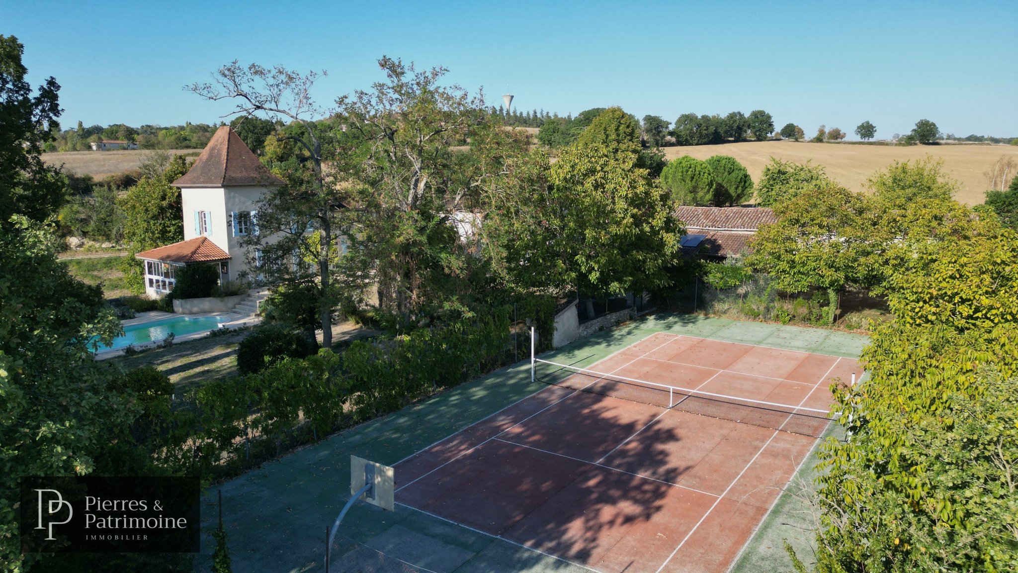 Propriété de caractère à Nérac Propriété avec maison de caractère et court de tennis sur les hauteurs de Nérac, entourée d'un parc arboré.