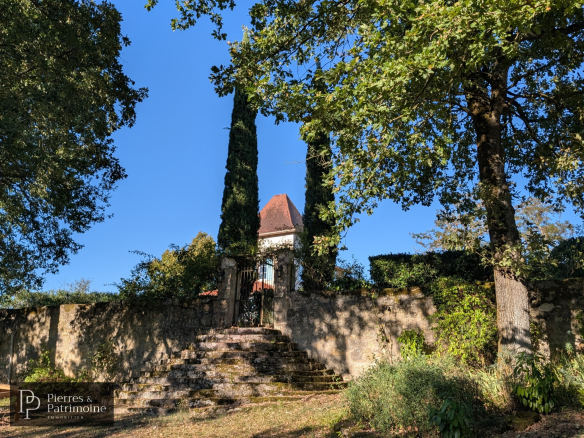 Propriété de caractère avec parc arboré à Nérac, vue dégagée sur la campagne.