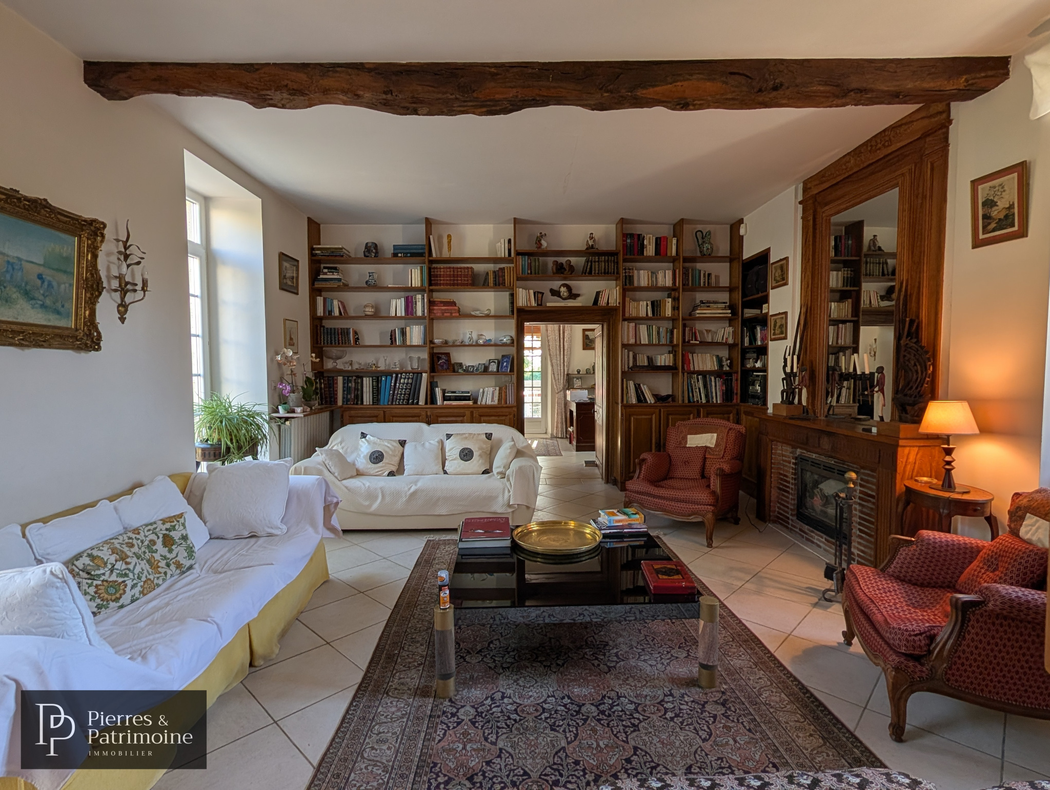Salon d’une propriété à Nérac Intérieur d'une maison de caractère avec salon spacieux et bibliothèque, à Nérac.