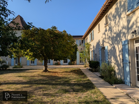 Maison de caractère avec parc arboré à Nérac, vue dégagée sur la campagne.