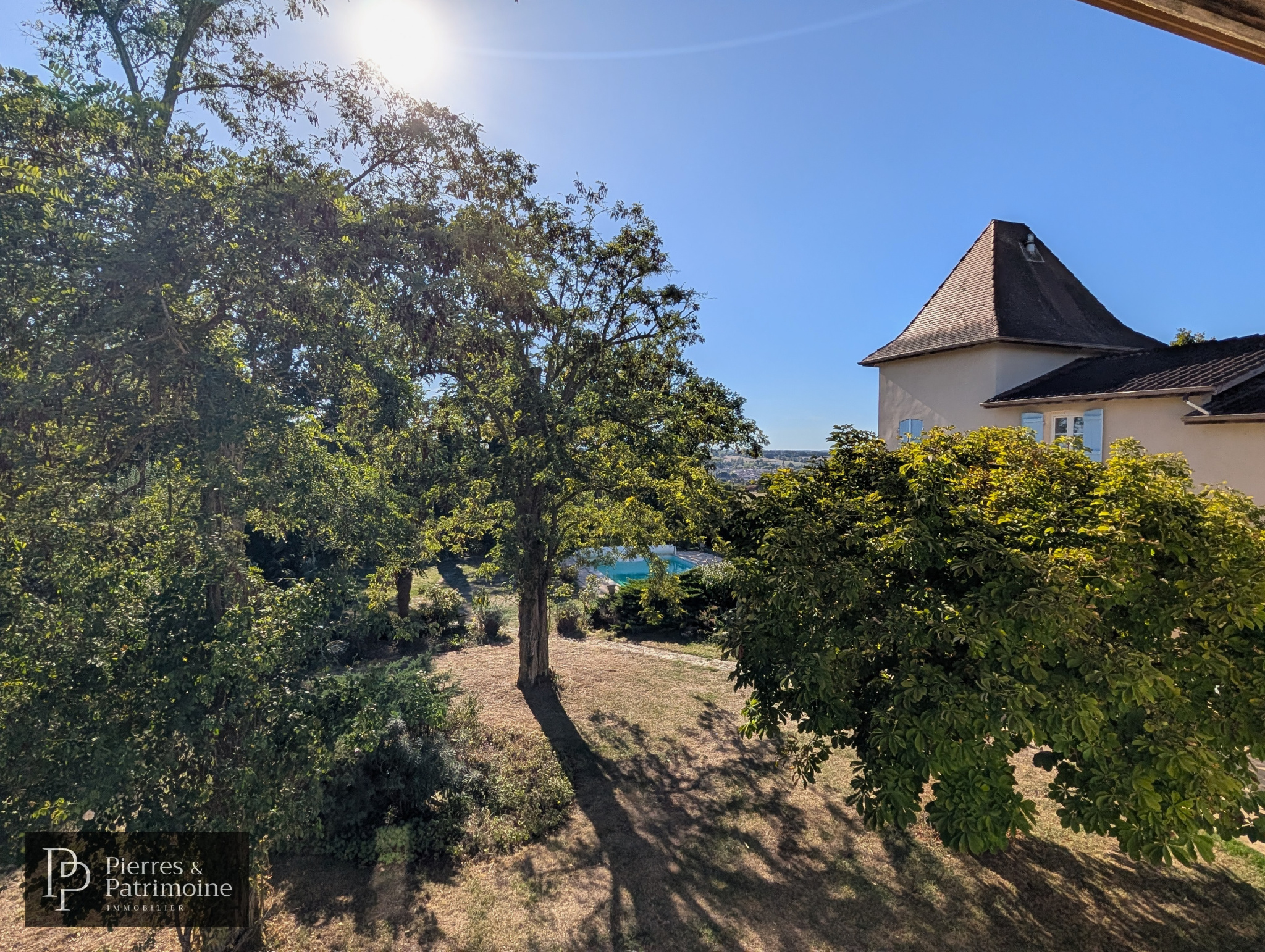 Propriété de caractère à Nérac Vue dégagée sur un parc arboré avec une maison de caractère à Nérac.
