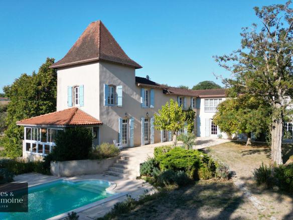 Maison de caractère avec piscine et parc arboré à Nérac, vue dégagée sur la campagne.