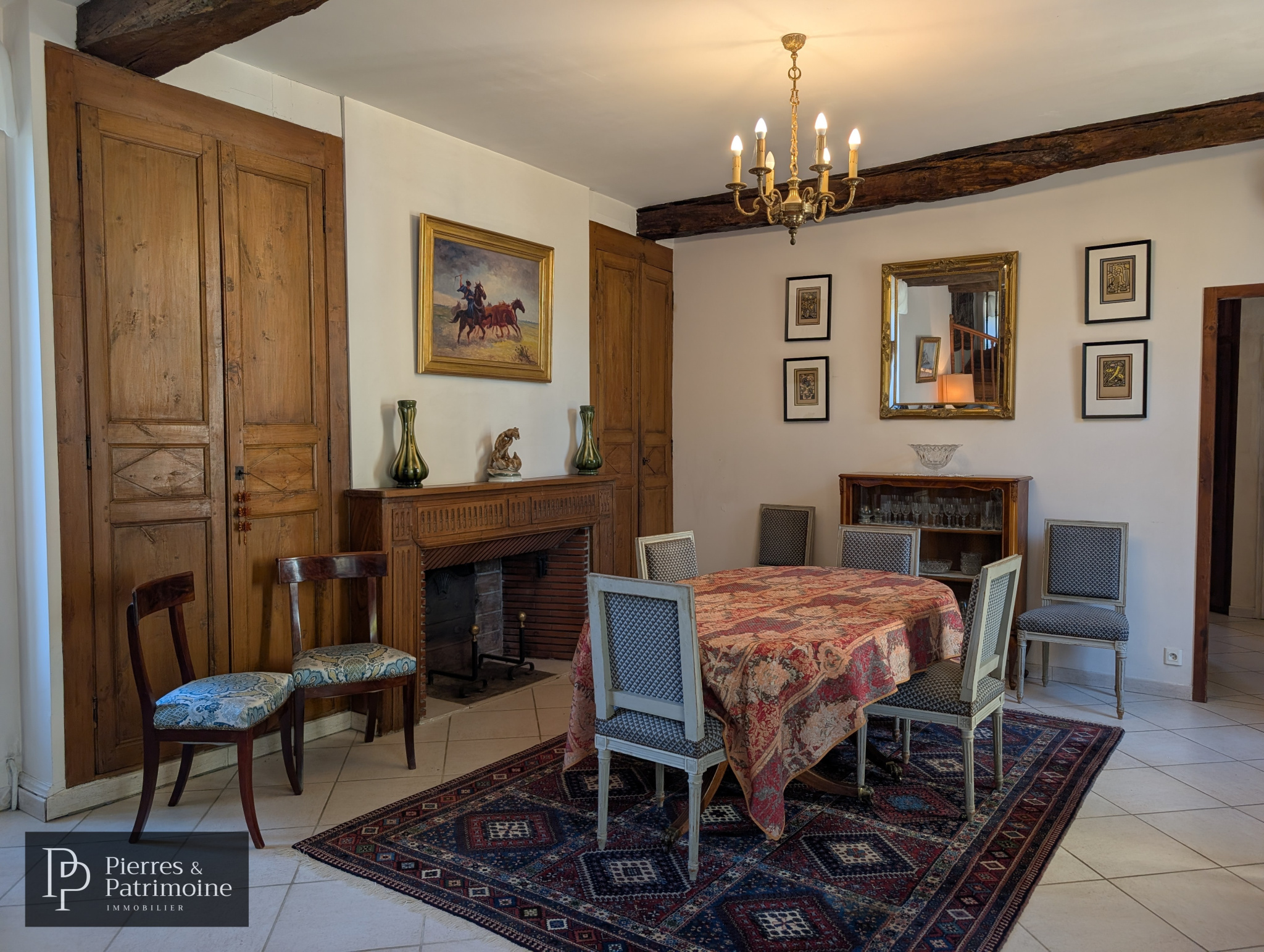Salle à manger de propriété de caractère à Nérac Salle à manger d'une maison de caractère avec table et chaises, décoration classique.