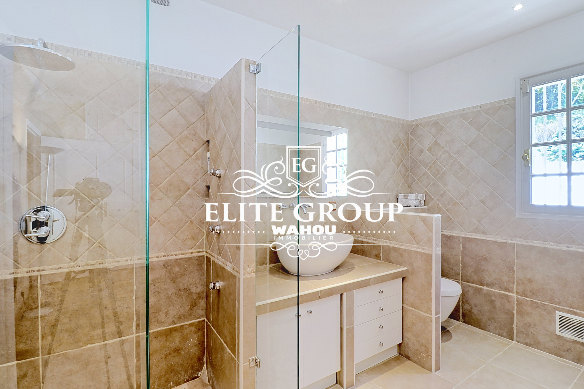 Salle de bain dans une villa à Nice Salle de bain moderne avec douche en verre et meuble vasque dans une villa à Nice.