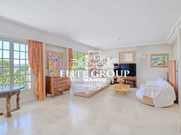 Intérieur d'une villa bourgeoise à Nice avec un salon lumineux et des meubles élégants.