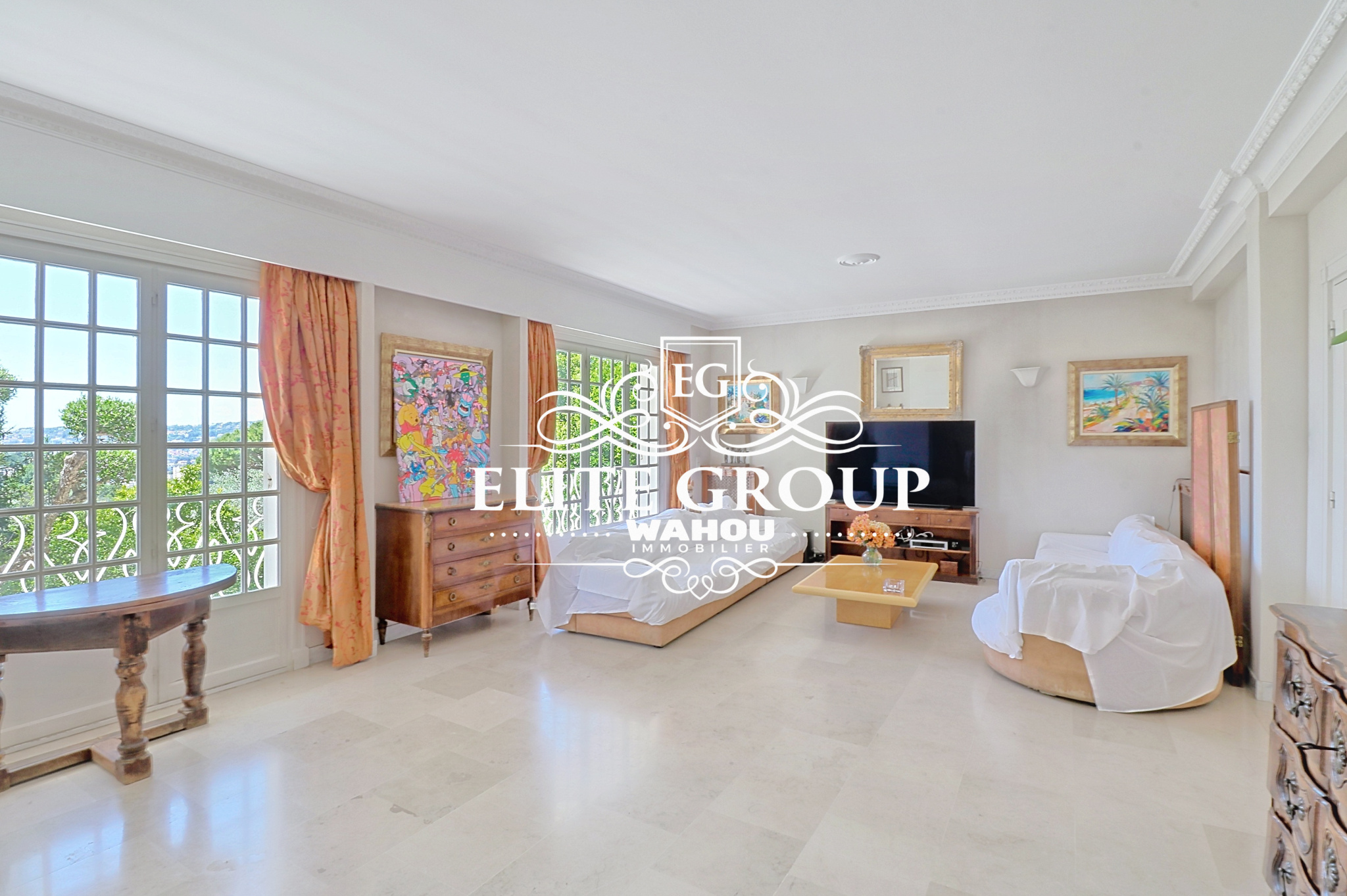 Intérieur d’une villa à Nice Intérieur d'une villa bourgeoise à Nice avec un salon lumineux et des meubles élégants.