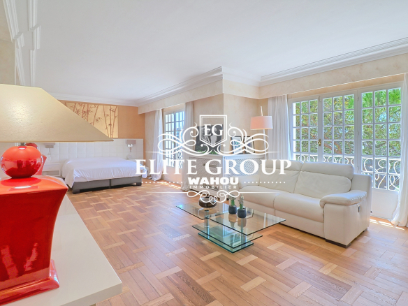 Intérieur d'une villa bourgeoise à Nice avec salon lumineux et mobilier moderne.
