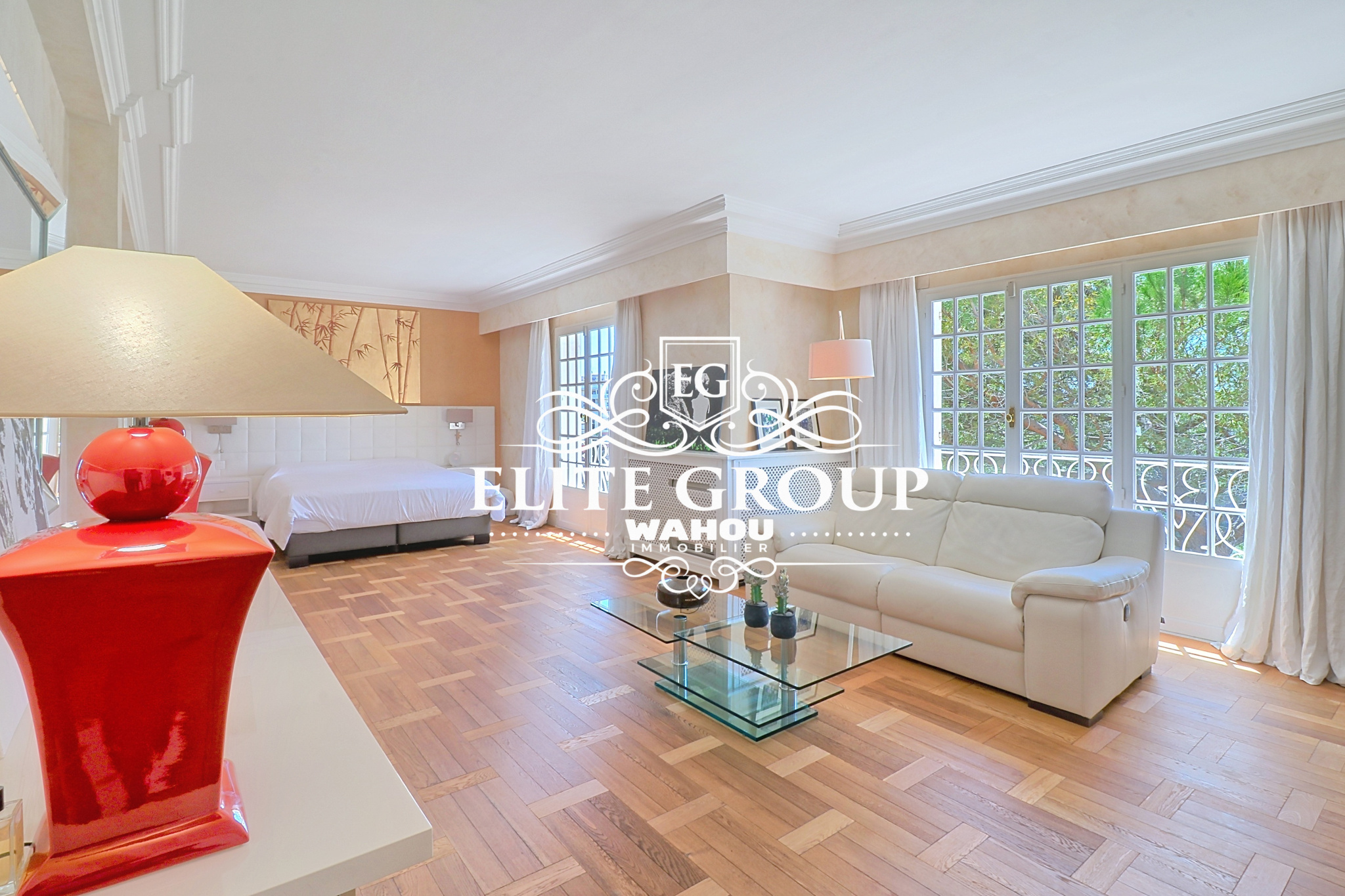 Intérieur d’une villa à Nice Intérieur d'une villa bourgeoise à Nice avec salon lumineux et mobilier moderne.