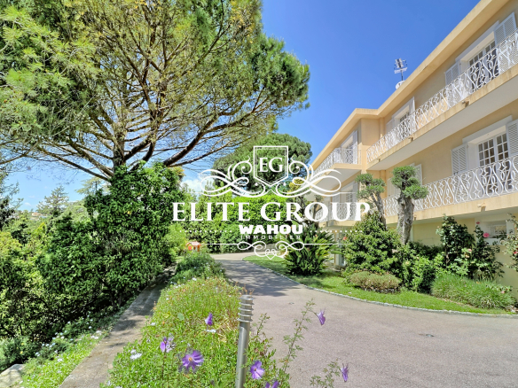 Villa bourgeoise dans un domaine sécurisé à Nice, entourée de verdure.