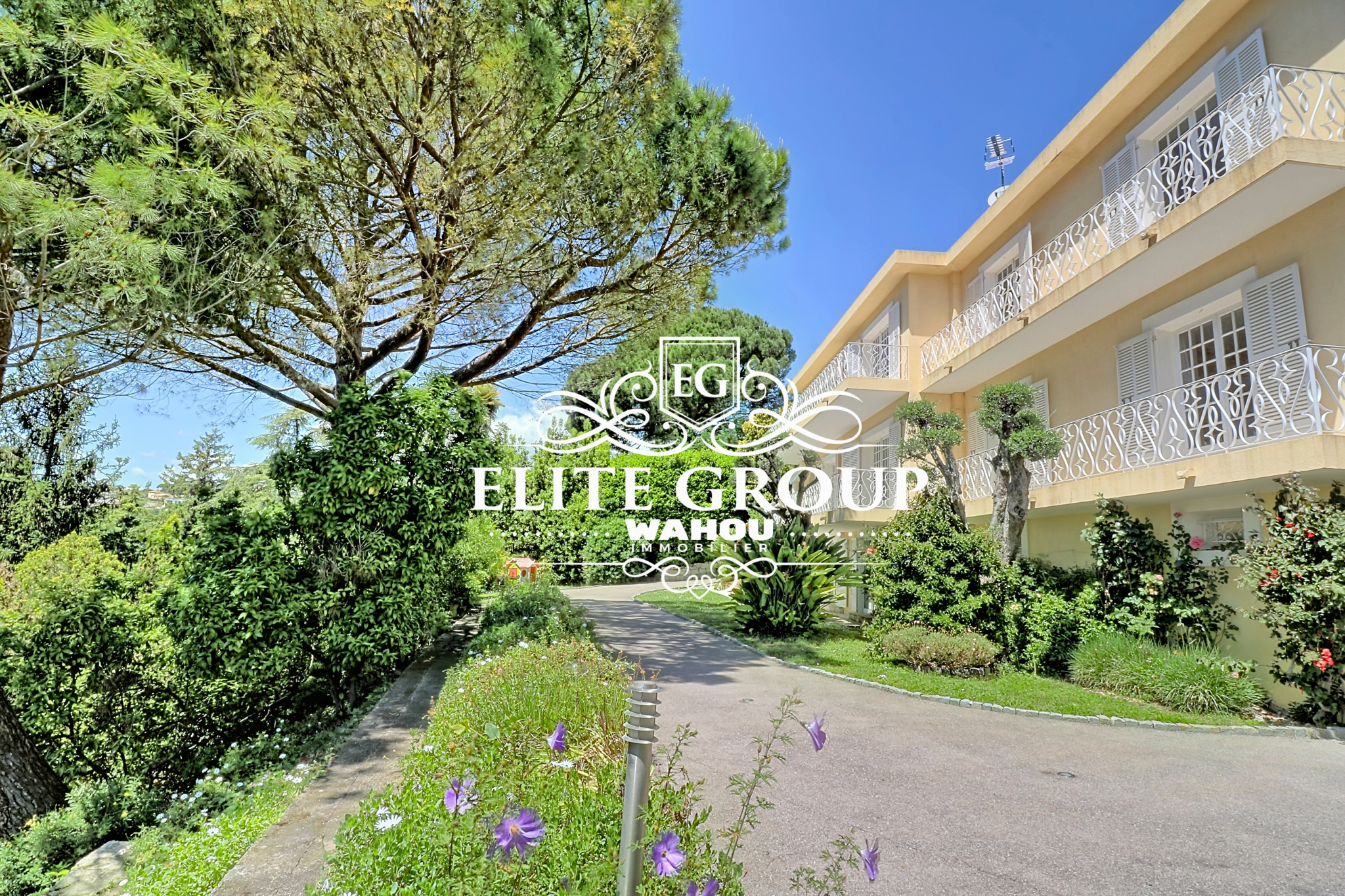 Villa bourgeoise à Nice Villa bourgeoise dans un domaine sécurisé à Nice, entourée de verdure.
