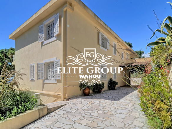 Villa bourgeoise dans un domaine sécurisé sur les hauteurs de Nice, avec entrée et jardin.
